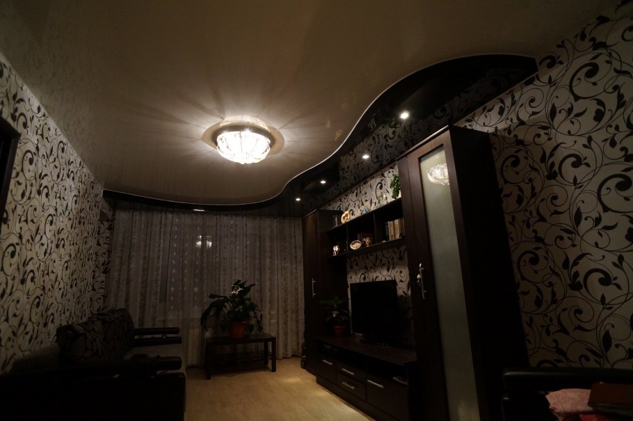 Темный потолок с подсветкой