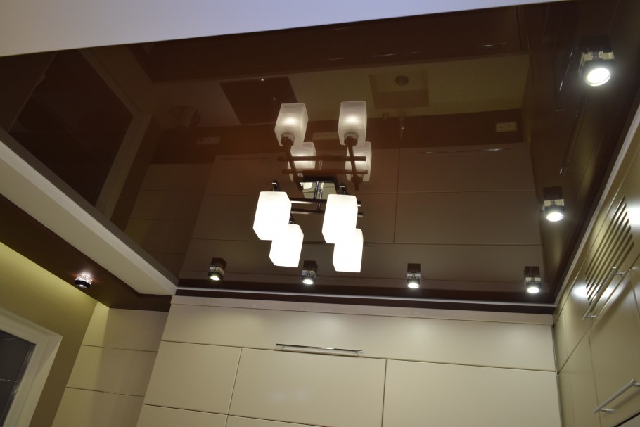 Коричневый глянцевый потолок