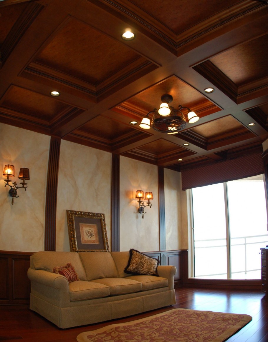 Деревянный потолок в гостиной