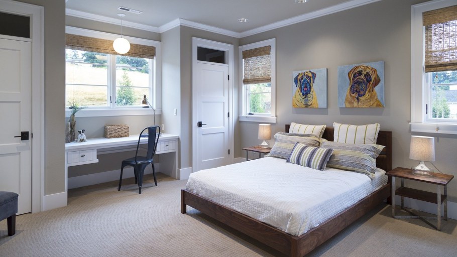 Спальня шкафы по сторонам от окна