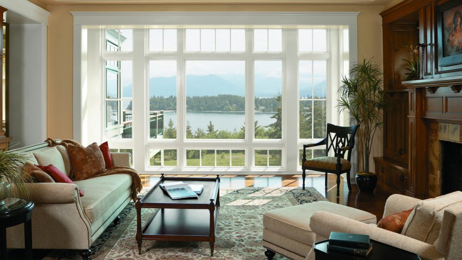 Широкое окно в гостиной