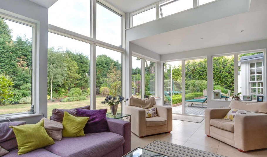 Большое окно в гостиной