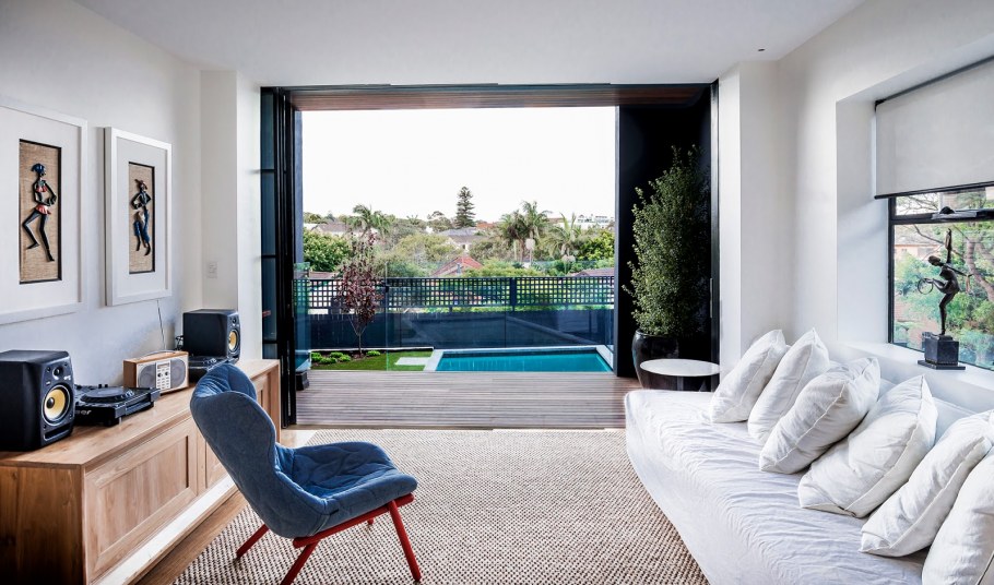 Комната с громадным окном из цельного