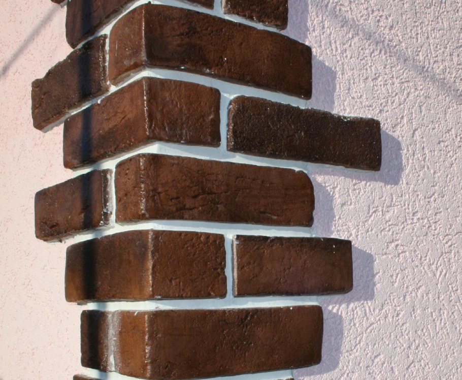 Угол декоративным кирпичом