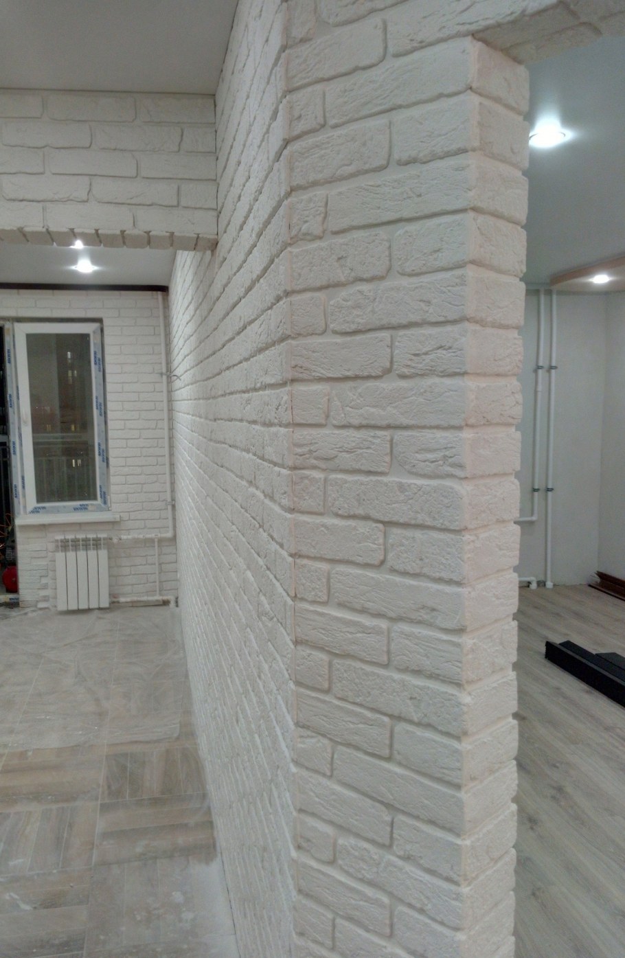 Выкладка декоративного кирпича