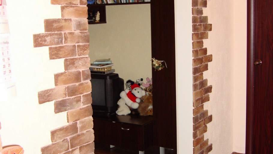 Обрамление углов декоративным кирпичом