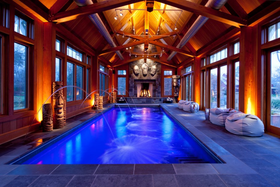 Деревянный дом с бассейном