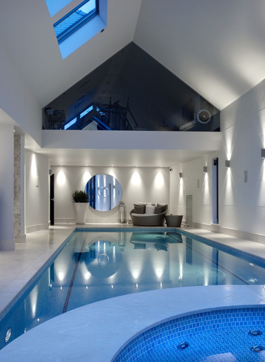 Красивый бассейн