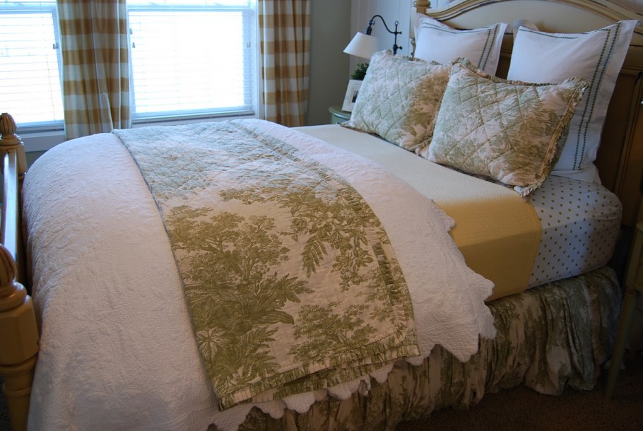 Заправленная кровать с подушками