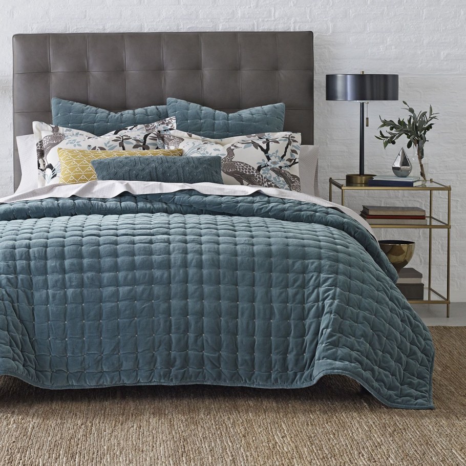 Кровать в интерьере спальни