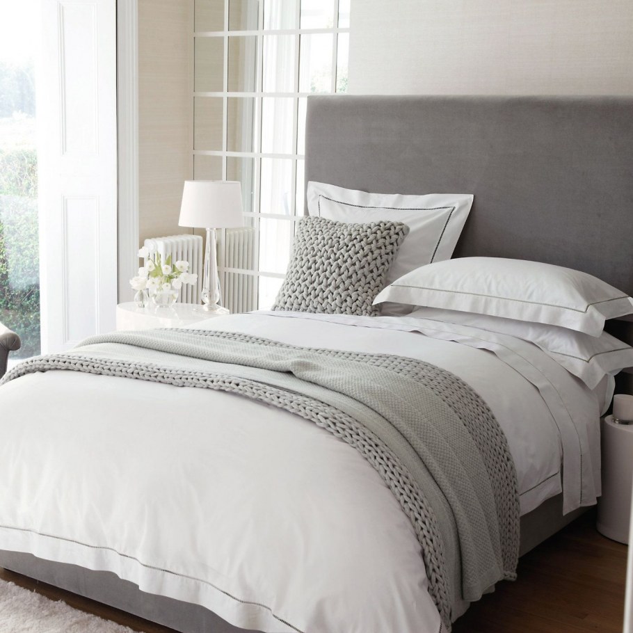 Заправленная кровать