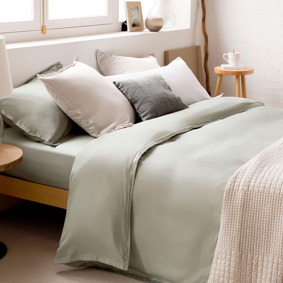 Заправленная кровать