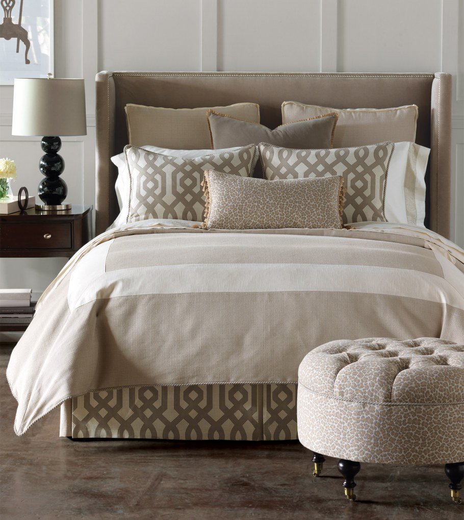 Подушки в интерьере спальни