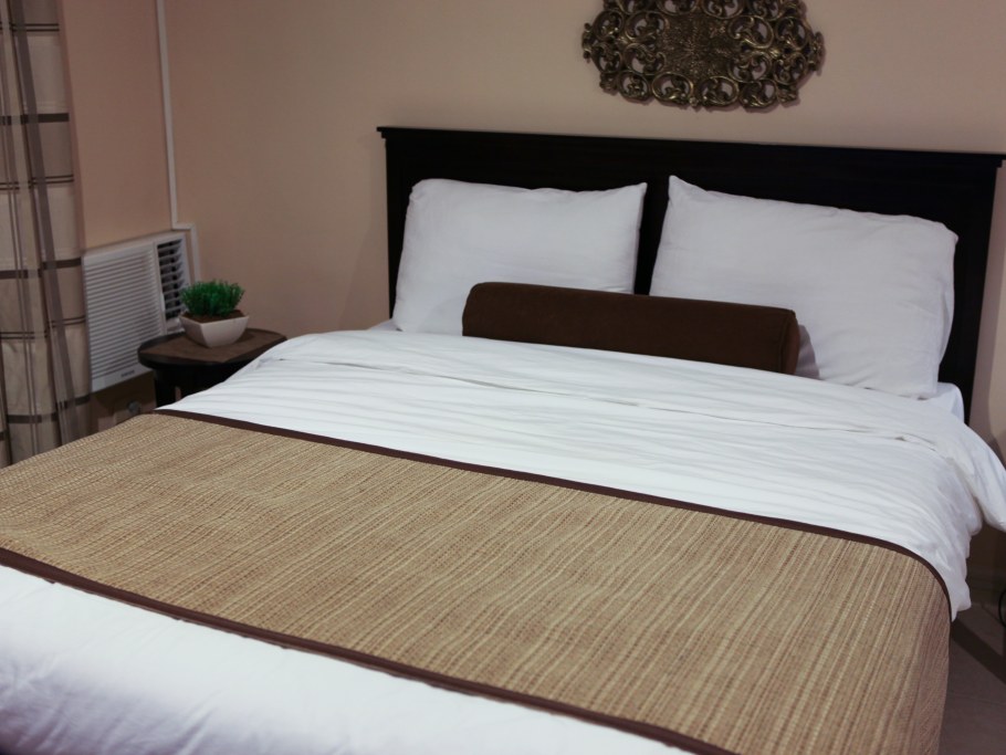 Красиво застеленная кровать