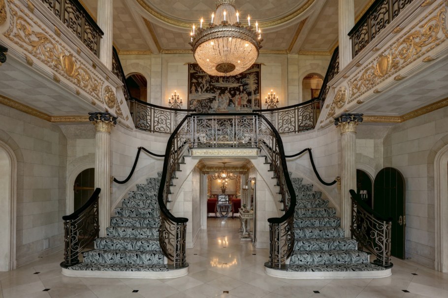 Красивая большая гостиная