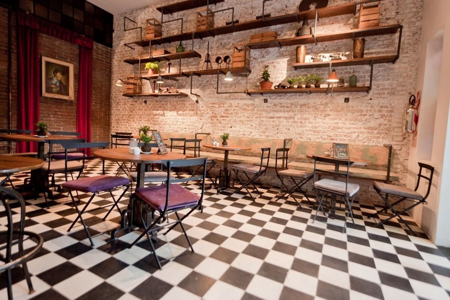 Пол ресторана в стиле лофт