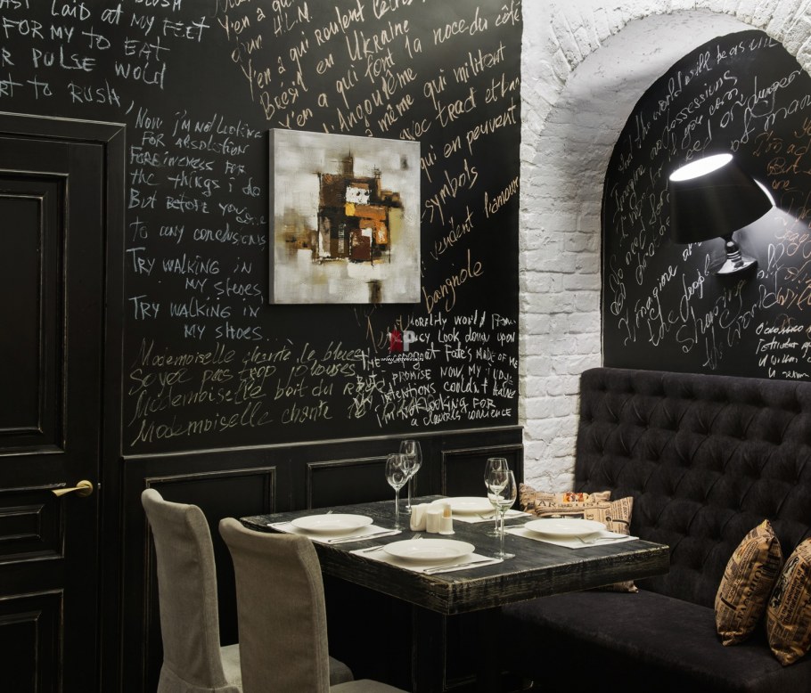 Черная стена в интерьере кафе