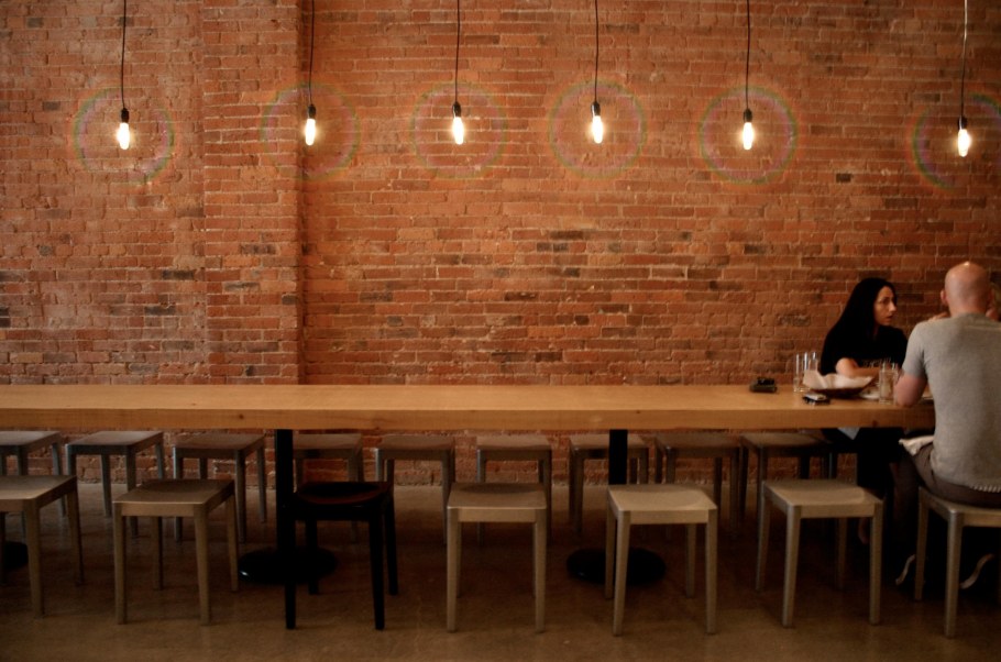 Кирпичная стена в баре фон