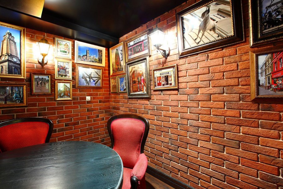 Кирпич в интерьере бара