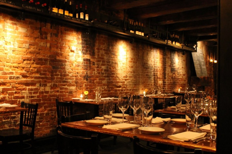 Кирпичная стена в баре