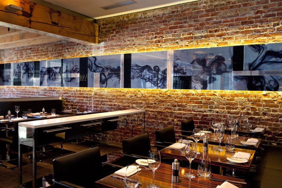 Старая кирпичная кладка в интерьере кафе