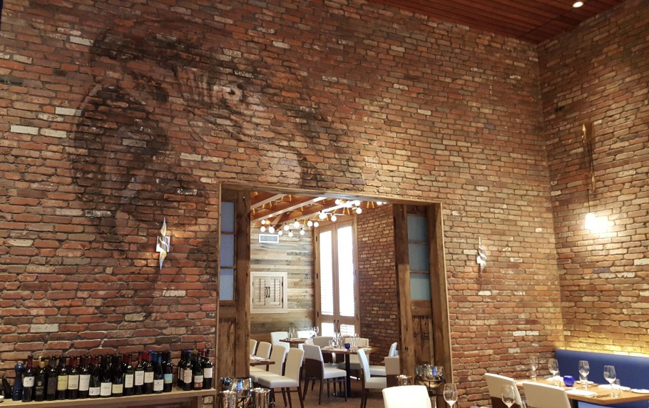 Кирпичная стена в ресторане