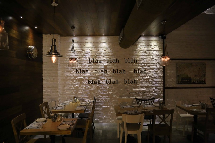 Кафе черный кирпич в интерьере