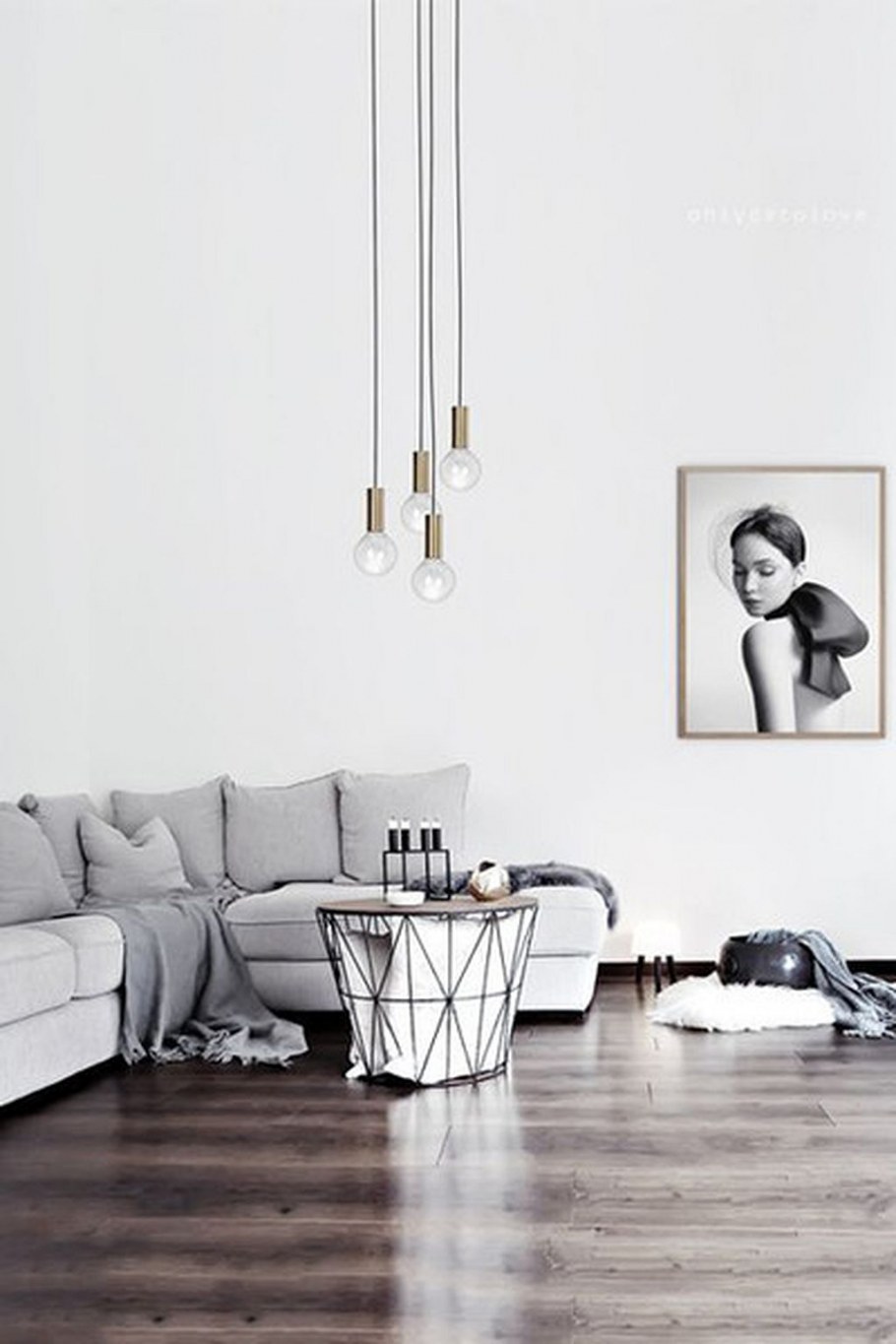 Классическая живопись в минималистическом интерьере