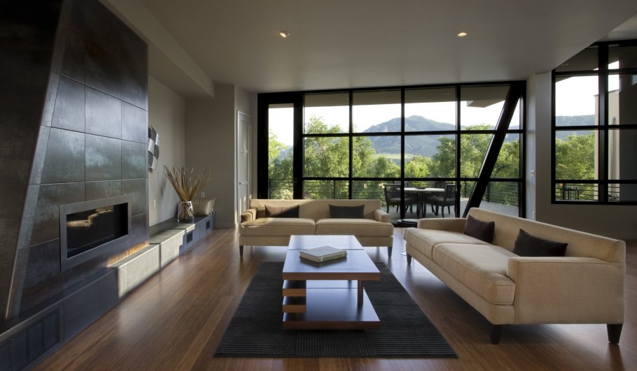 Гостиная с камином и панорамными окнами
