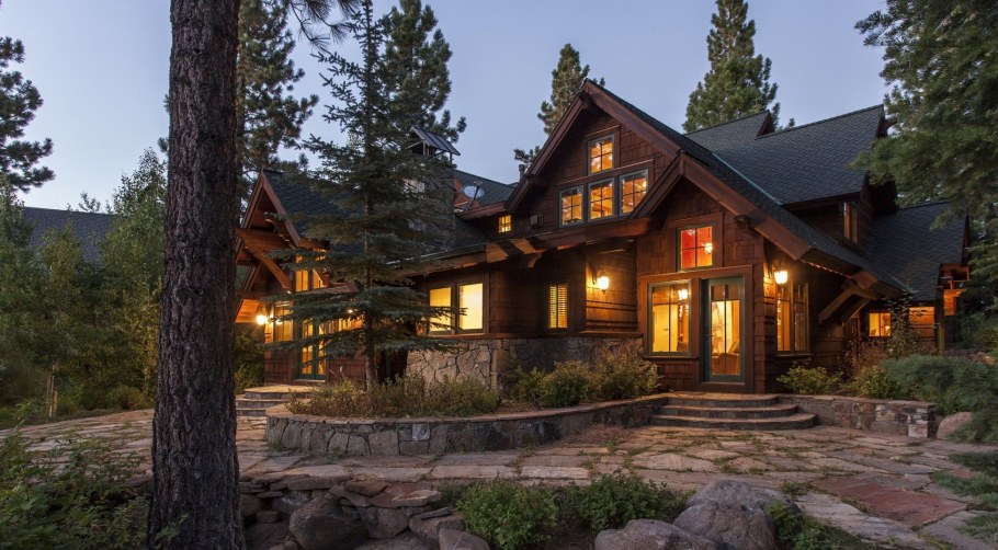 Деревянный дом в лесу