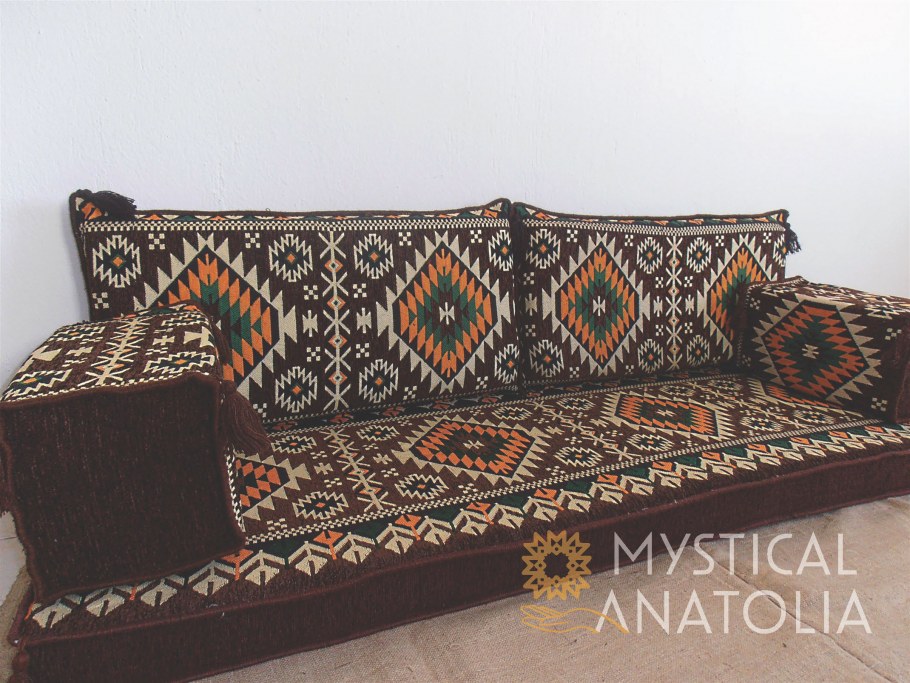 Диван в арабском стиле