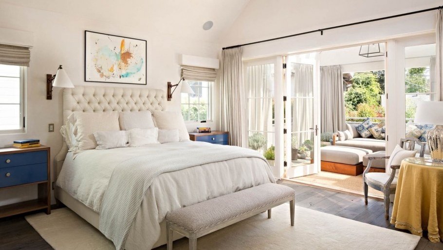 Уютная спальня с балконом