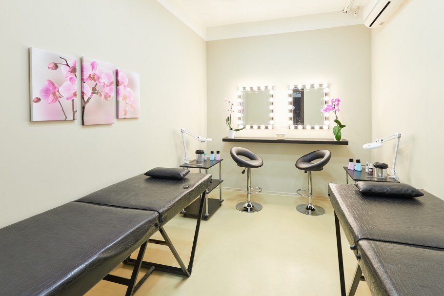 Уголок визажиста в салоне