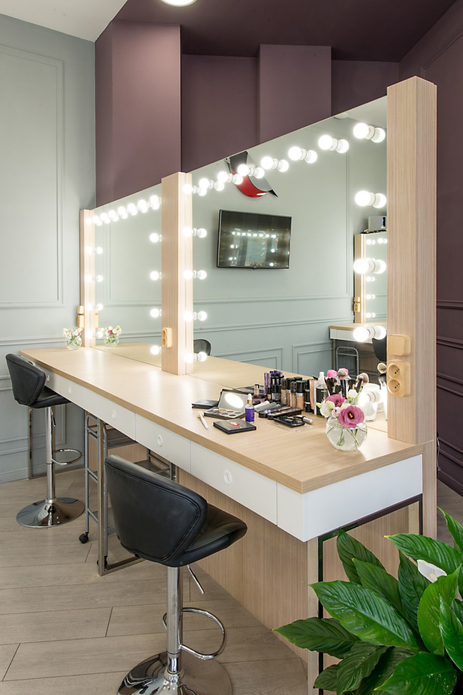 Стол для салона красоты