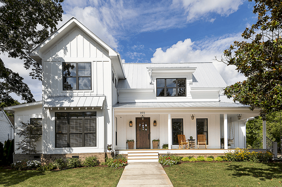 Дом с белой крышей