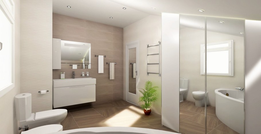 Унитаз напротив двери в ванной комнате