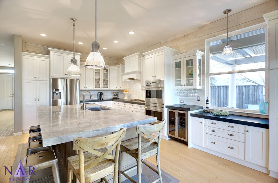 Кухня белая с деревом