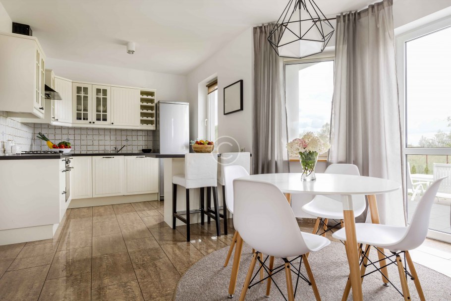 Скандинавский стиль в интерьере кухни напротив окна