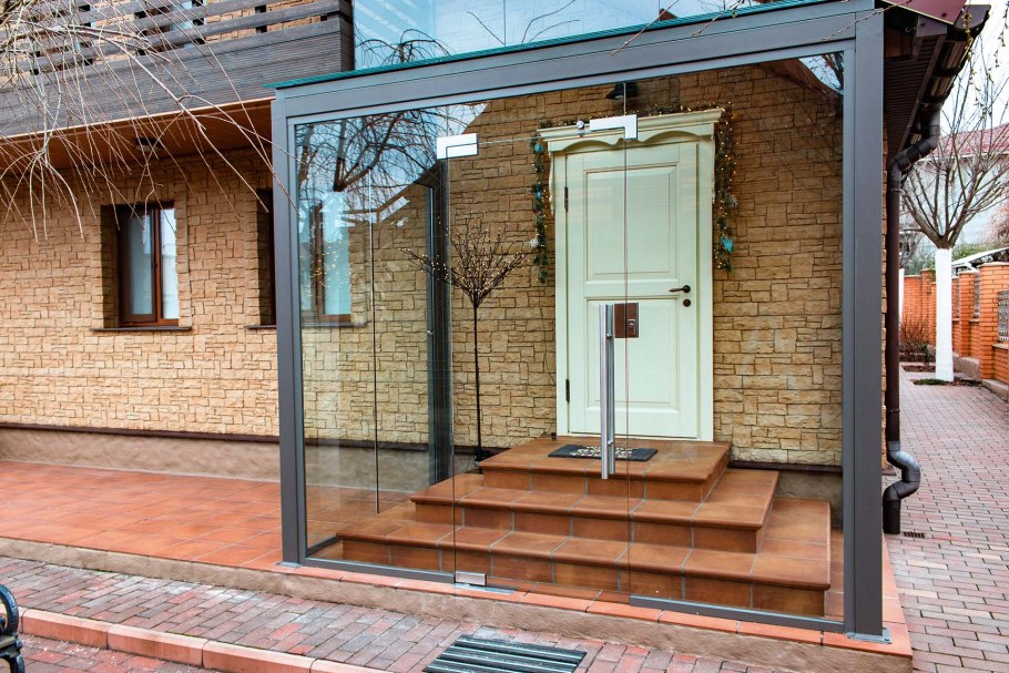 Застекленная входная группа в частный дом
