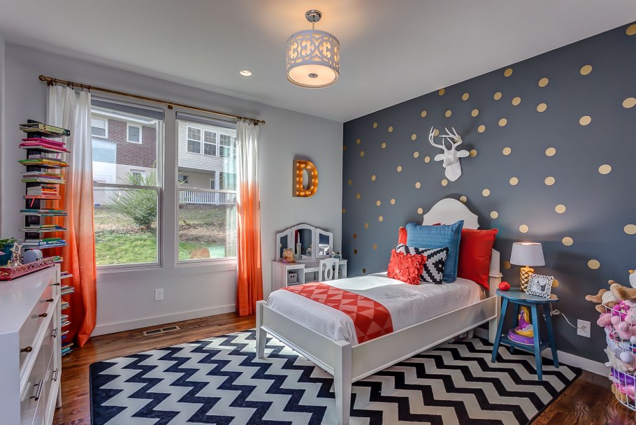 Серые стены в детской