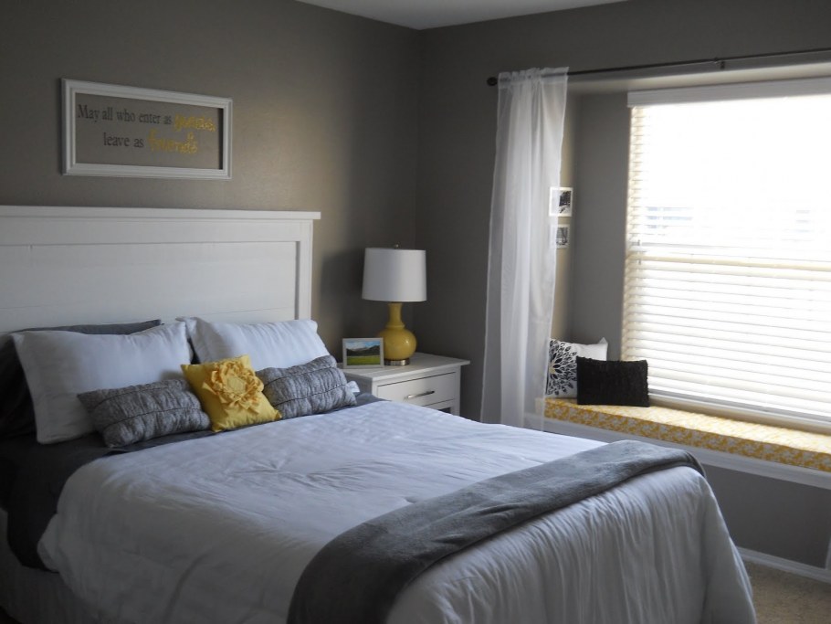 Серая спальня с акцентами