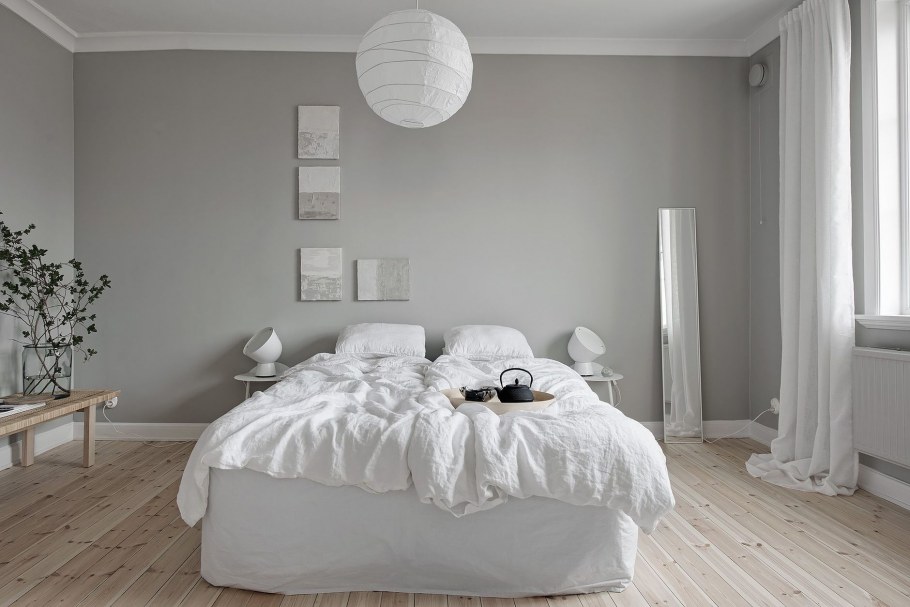 Одна стена белая