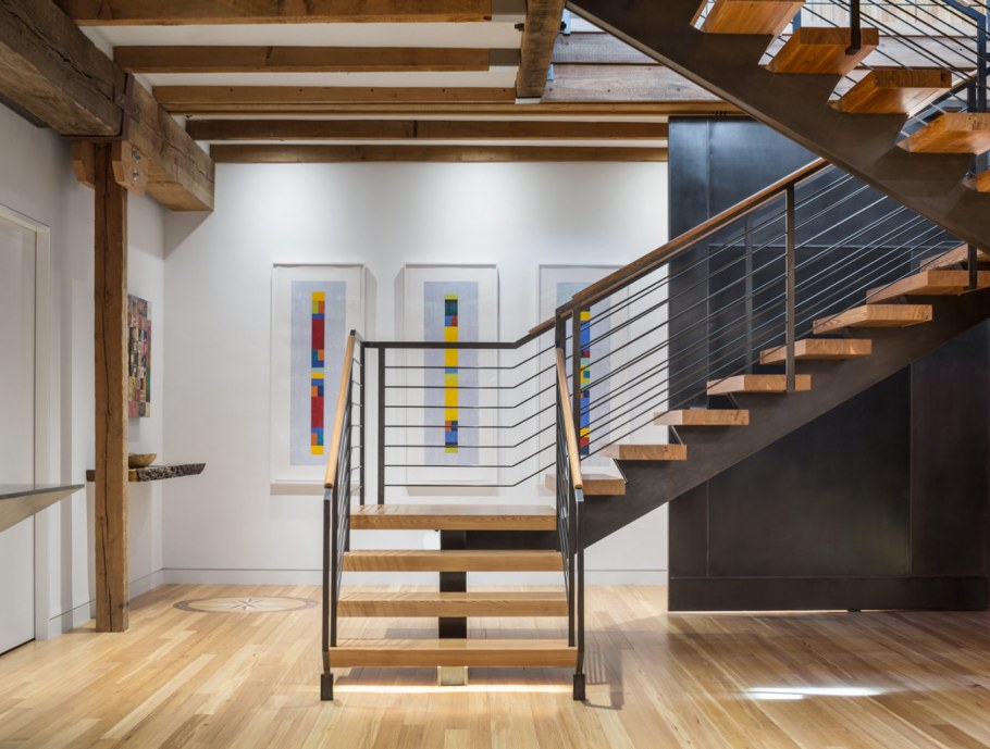 Деревянная лестница в интерьере