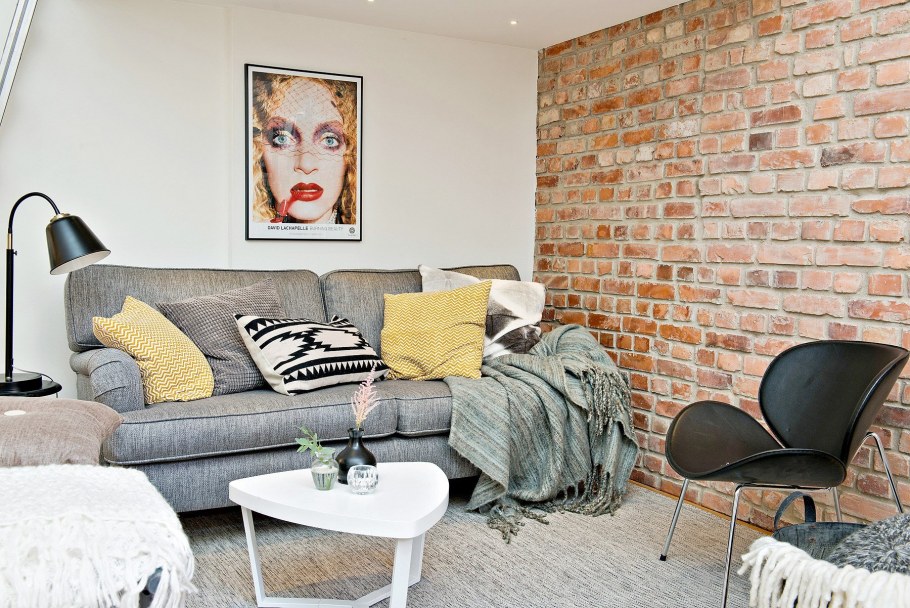 Интерьер с кирпичной стеной в сочетании