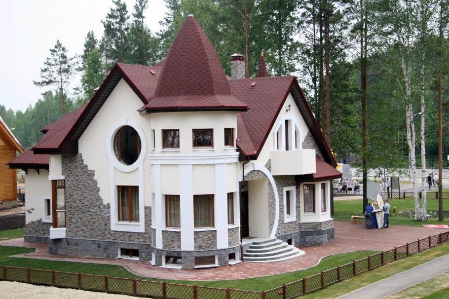 Дом с башенкой серый фасад