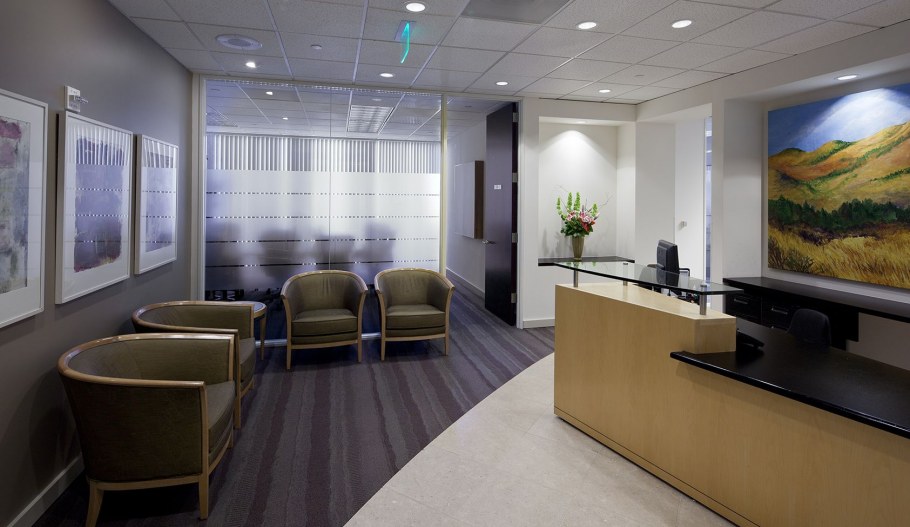 Интерьер офиса в светлых тонах