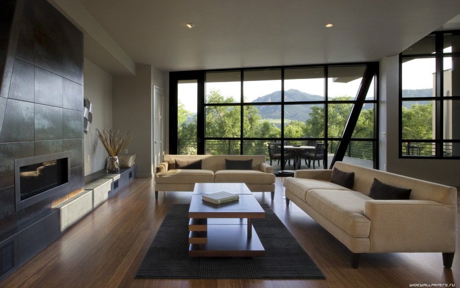 Гостиная с камином и панорамными окнами