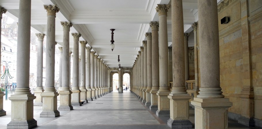 Крытая галерея с колоннами