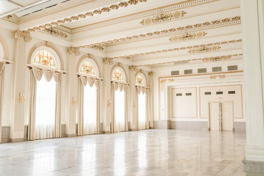Бальный зал с колоннами