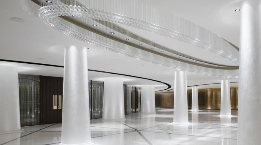 Колонны в общественном интерьере